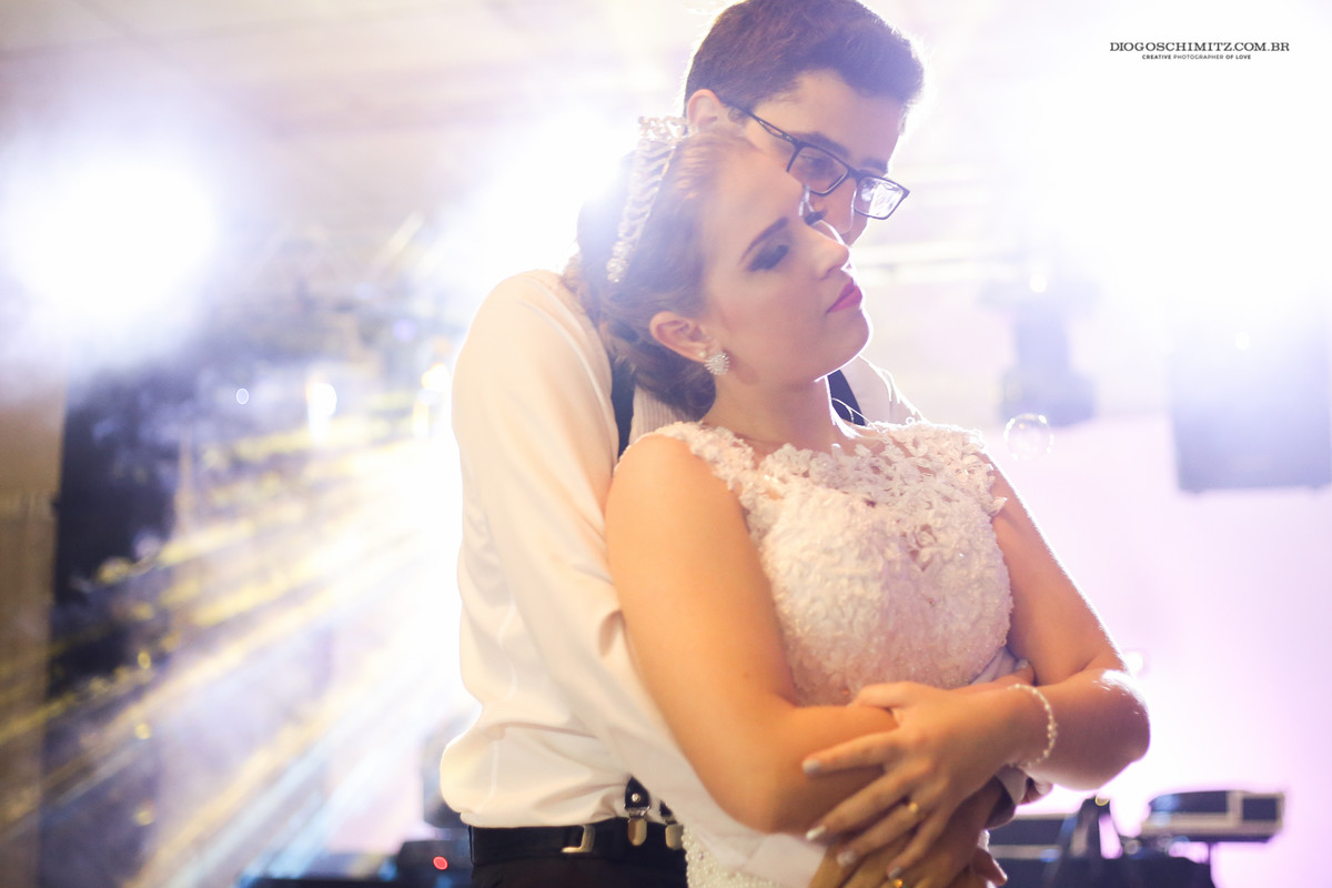 Noivos abraçados dançando a valsa.